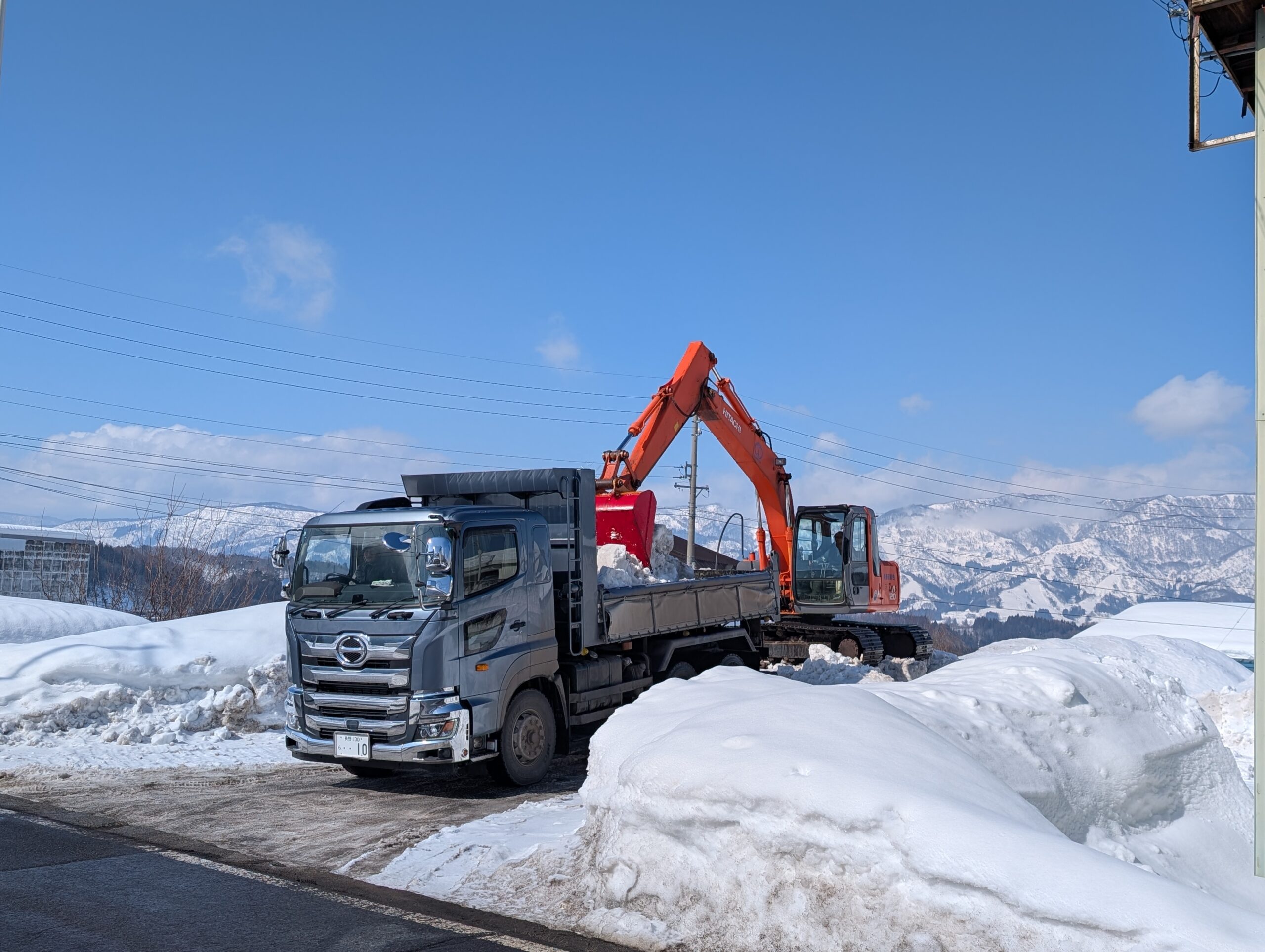 トラックと重機
